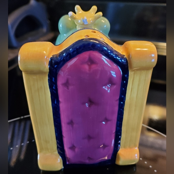 Frog Prince on Throne Nesting / Stacking Salt and Pepper Set - Picture 3 of 9